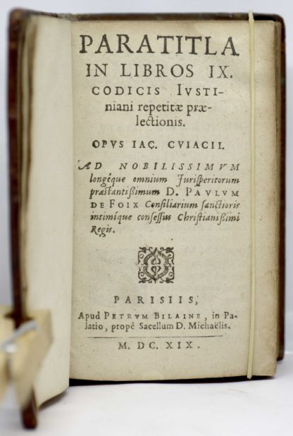 ARMES DE THOU / CUJAS, Paratitla in libros IX codicis Justiniani repetitae praelectionis. Opus Jac. Cujacii.  Ad nobilissimum longeque omnium jurisperitorum praestantissimum D. Paulum de Foix consiliarium sanctioris intimique confessus christianissimi regis. 1619 – Image 3