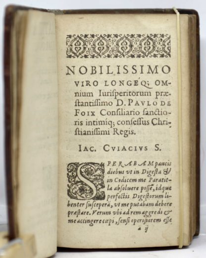ARMES DE THOU / CUJAS, Paratitla in libros IX codicis Justiniani repetitae praelectionis. Opus Jac. Cujacii.  Ad nobilissimum longeque omnium jurisperitorum praestantissimum D. Paulum de Foix consiliarium sanctioris intimique confessus christianissimi regis. 1619 – Image 4